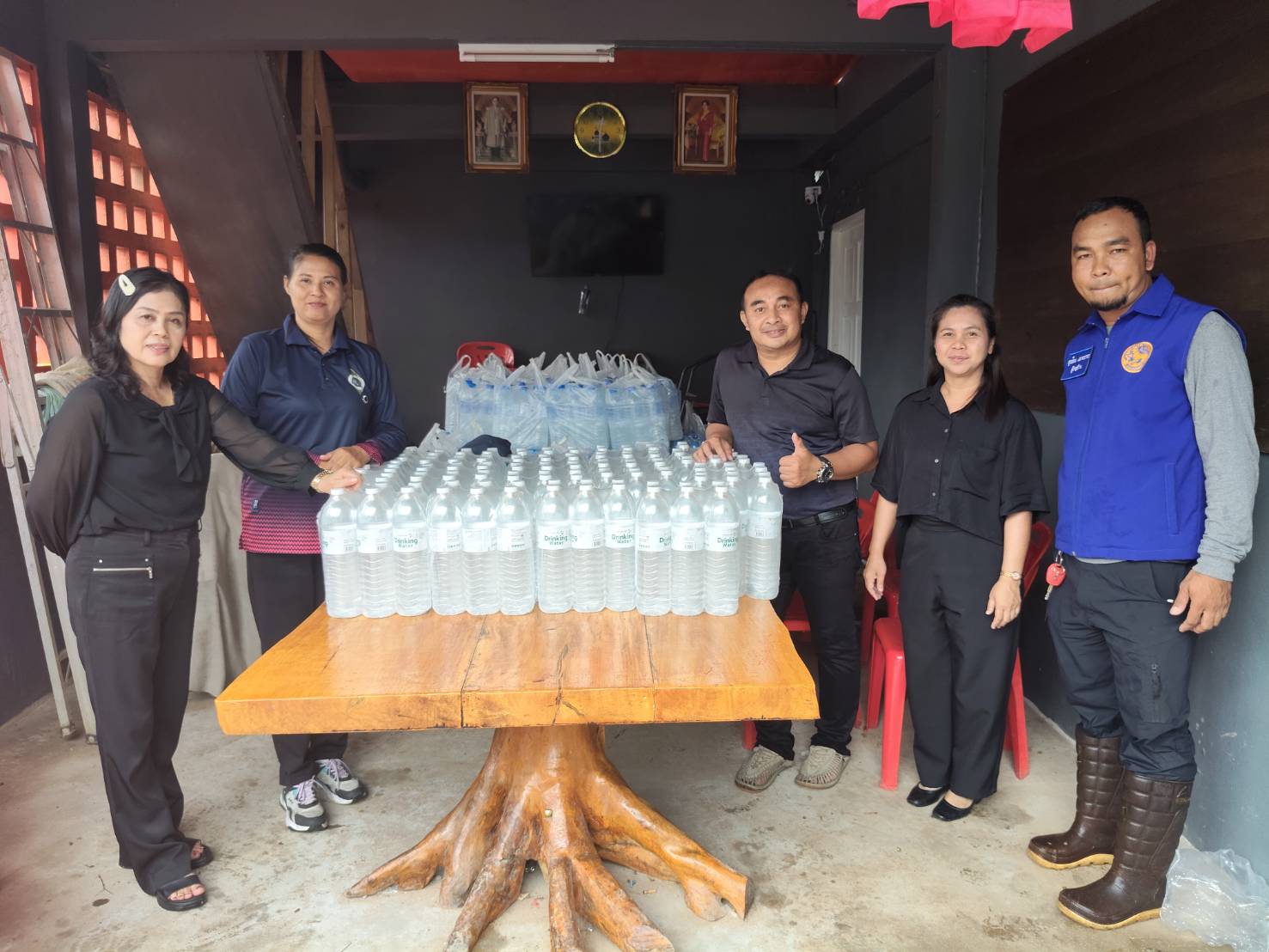 พช.​ตากใบ​ ลงพื้นที่ให้กำลังใจ พร้อมมอบข้าวกล่อง น้ำดื่ม ให้แก่ประชาชนผู้ประสบอุกทกภัย ในพื้นที่บ้านปลักปลา ตำบลโฆษิต อำเภอตากใบ จังหวัดนราธิวาส