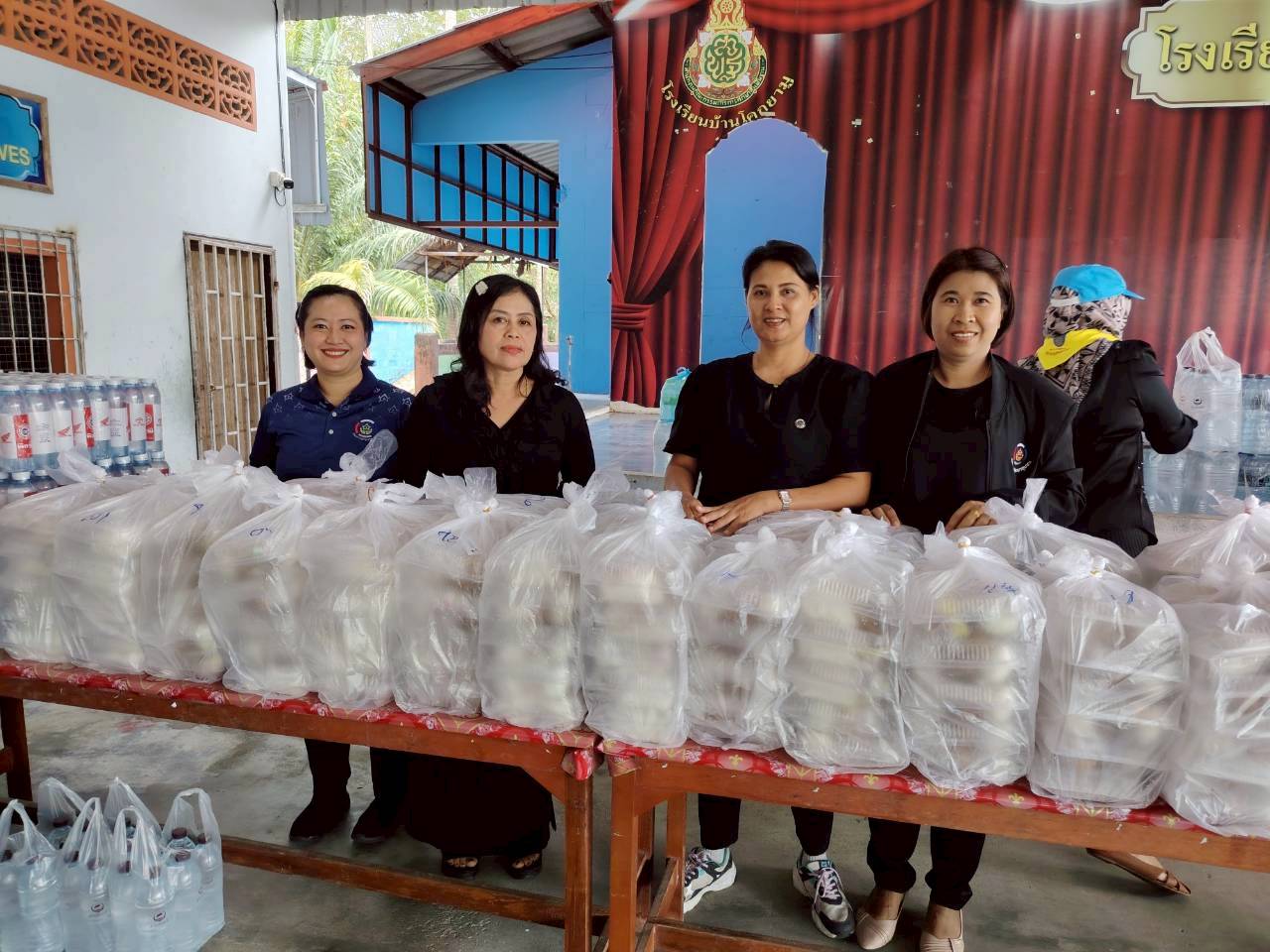 พช.​ตากใบ​ ร่วมลงพื้นที่แจกจ่ายอาหารปรุงสุกใหม่ (ข้าวกล่อง) พร้อมน้ำดื่ม จากครัวกาชาดนราธิวาส