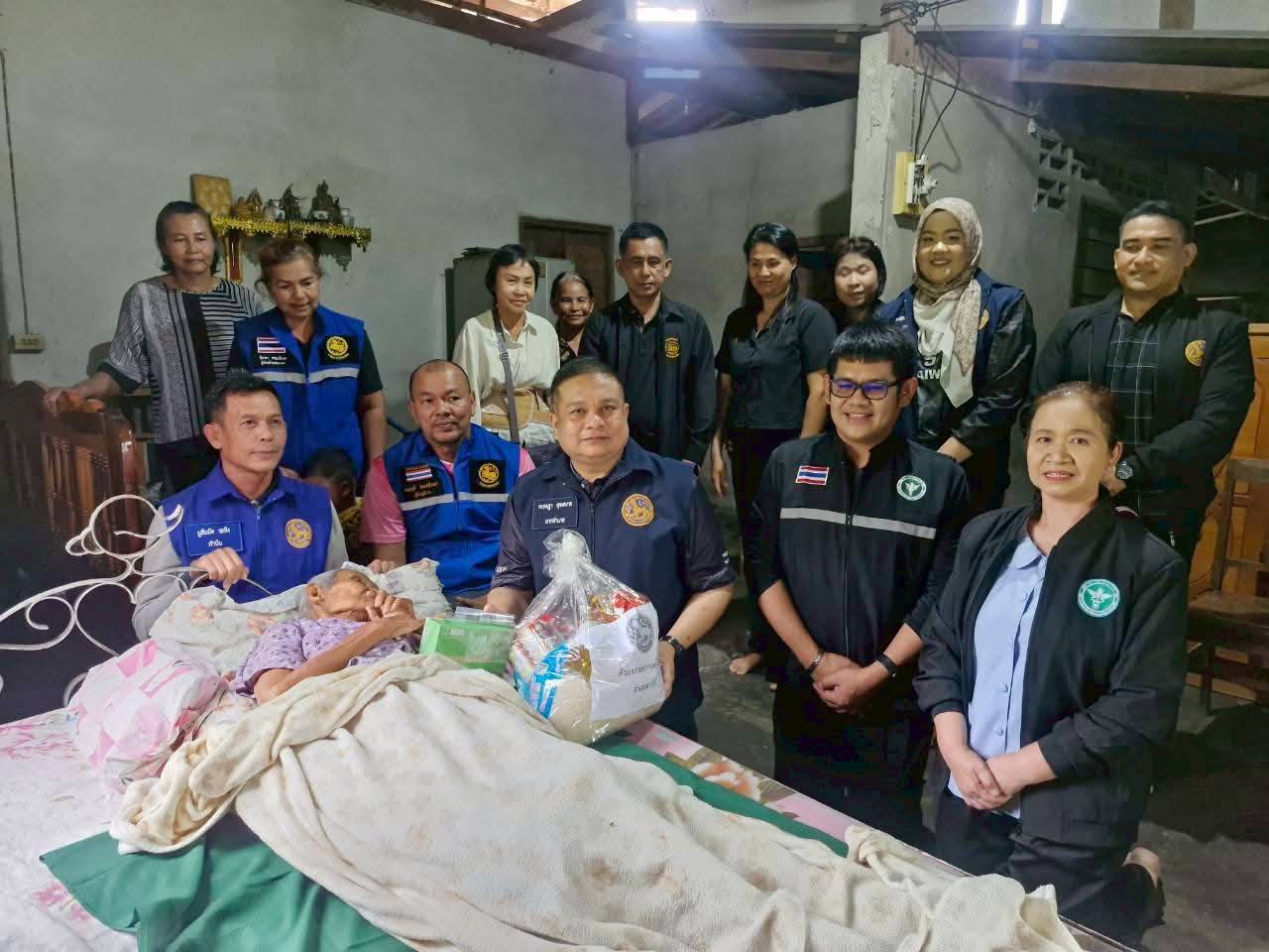 พช.​ตากใบ​ ร่วมลงพื้นที่เยี่ยม และติดตามผู้ป่วยในพระบรมราชานุเคราะห์ พระราชานุเคราะห์ และผู้สูงอายุ อายุ 100 ปี  