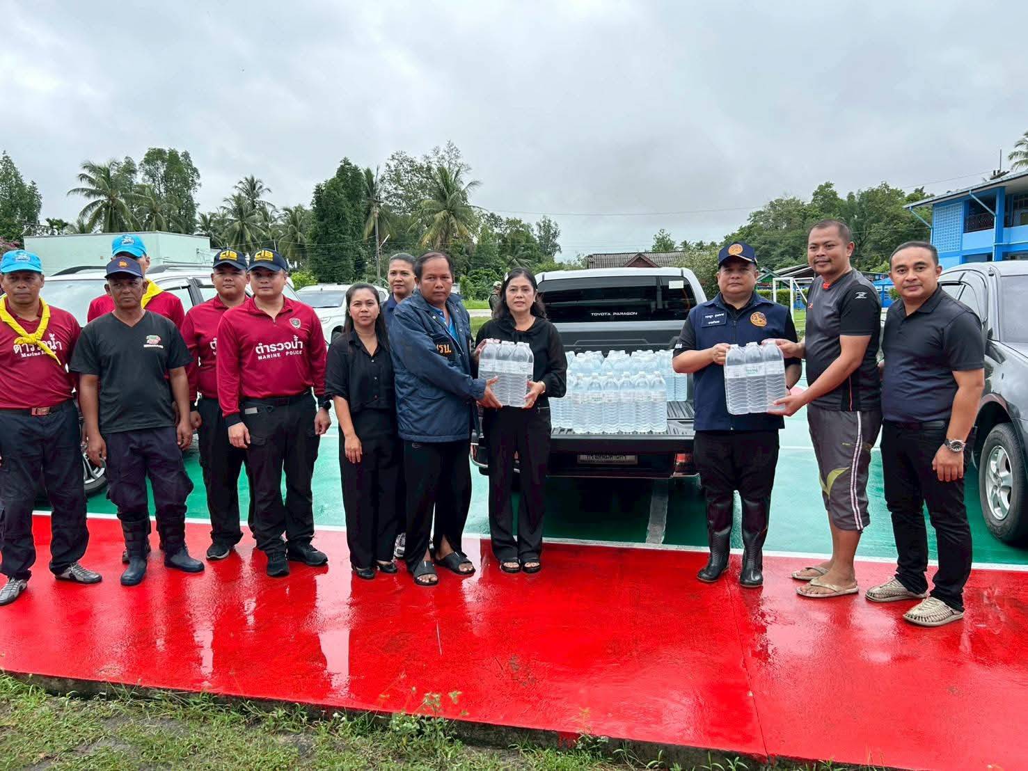 พช.​ตากใบ​ ลงพื้นที่ให้กำลังใจ พร้อมมอบข้าวกล่อง น้ำดื่ม ให้แก่ประชาชนผู้ประสบอุกทกภัย ณ ศูนย์พักพิงโรงเรียนบ้านโคกยามู