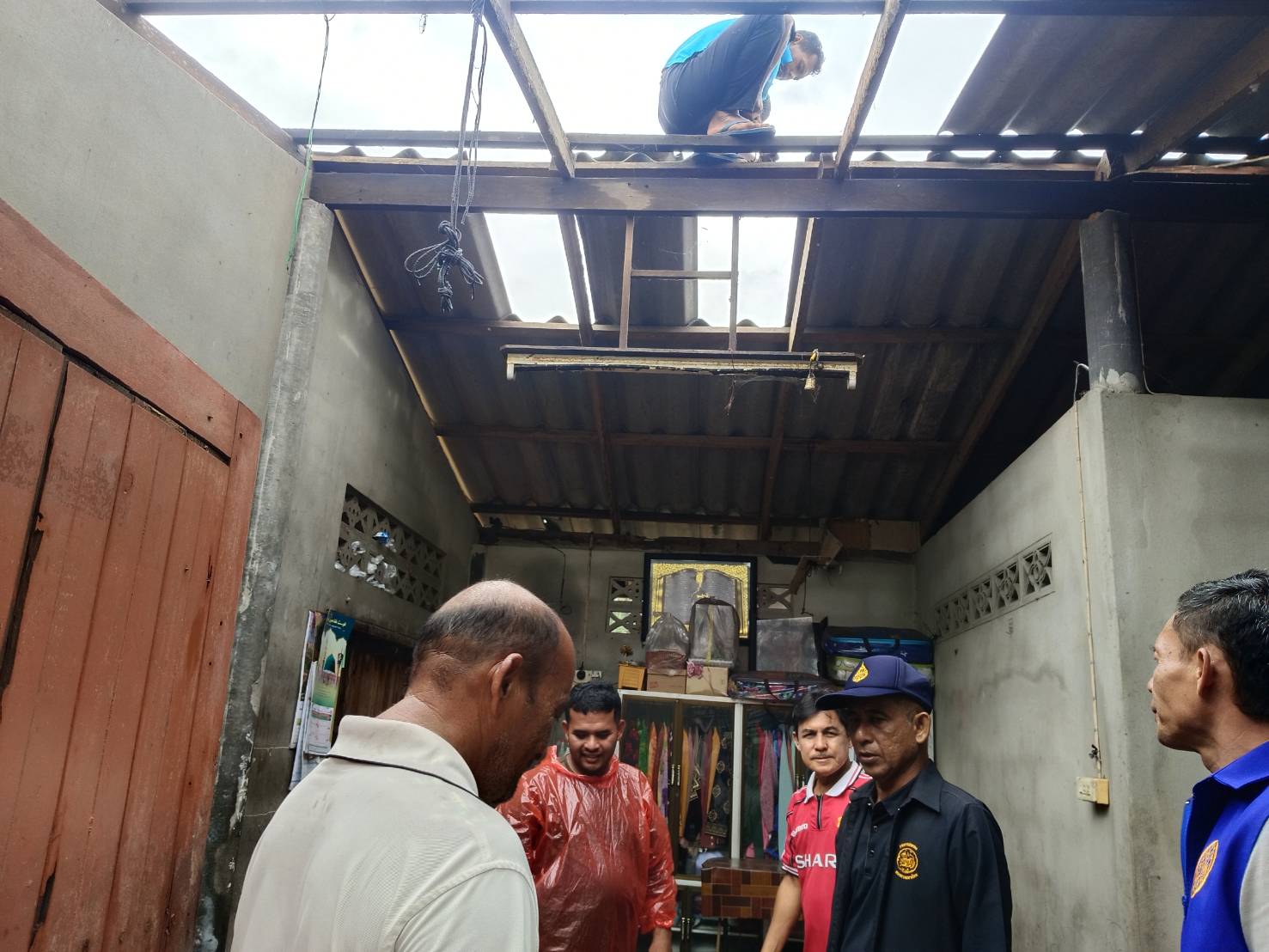 พช.​ตากใบ​ ร่วมลงพื้นทีเยี่ยมผู้ได้รับผลกระทบจากภัยพิบัติ