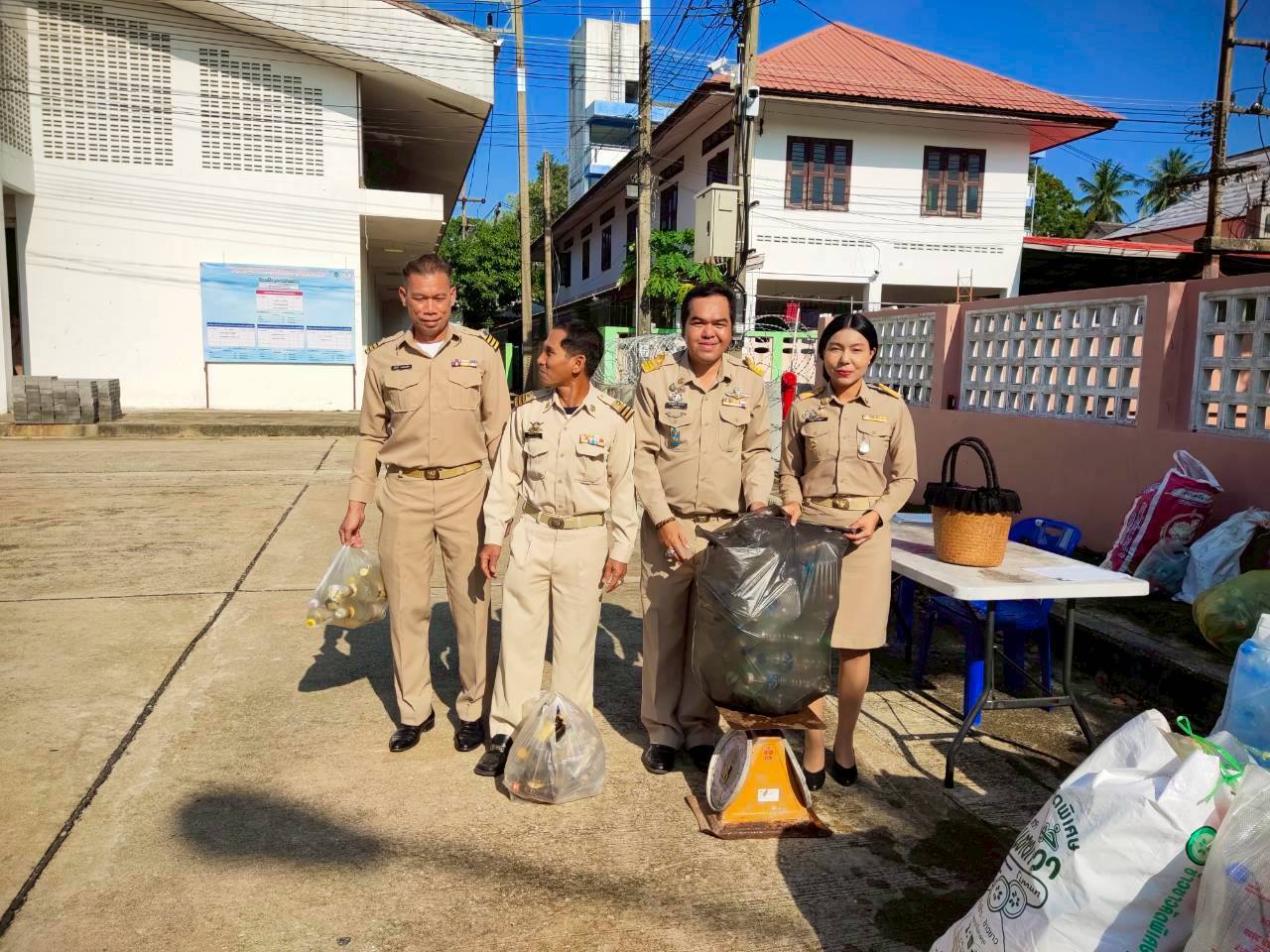 พช.​ตากใบ​ ร่วมบริจาค ตามโครงการ “กองทุนบุญ ขยะต่อชีวิต”