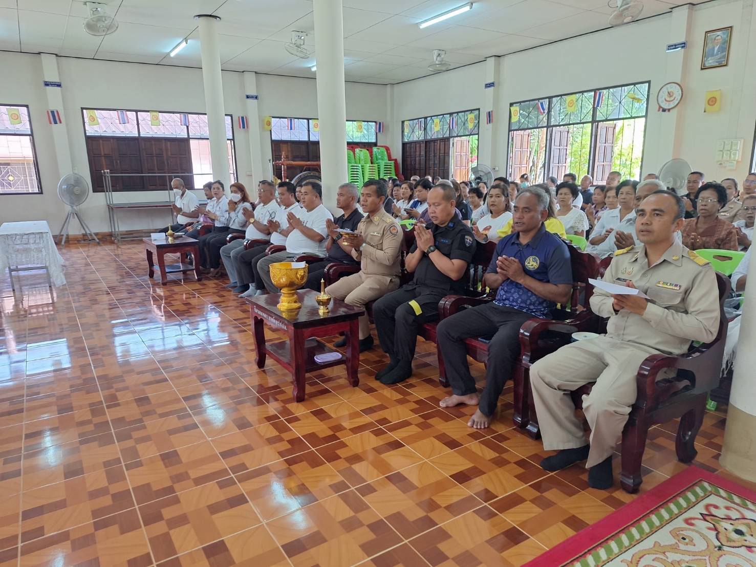 พช.ตากใบ ร่วมโครงการ “ทำบุญเยี่ยมวัด ไปวัดวันพระ” ฟังเทศน์ ฟังธรรม ทำบุญตักบาตรในวันพระ