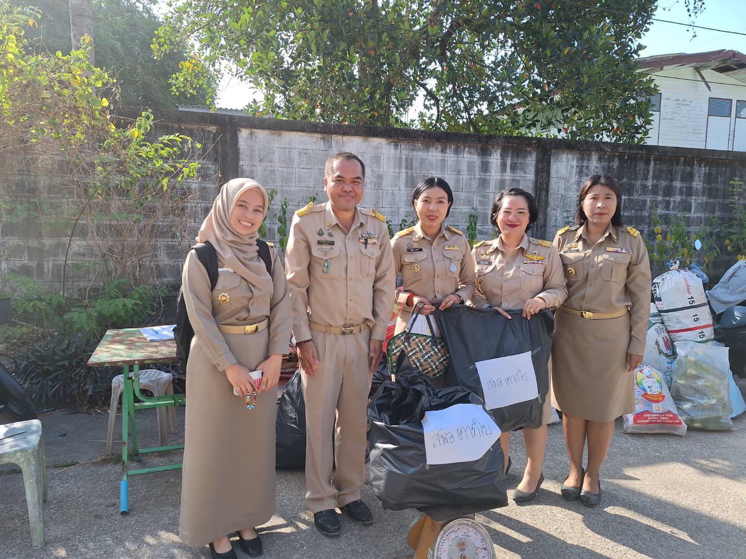 มอบขยะและนำขยะรีไซเคิล (ขวดพลาสติก ลังกระดาษ) ร่วมบริจาค ตามโครงการ “กองทุนบุญ ขยะต่อชีวิต” อำเภอตากใบ 