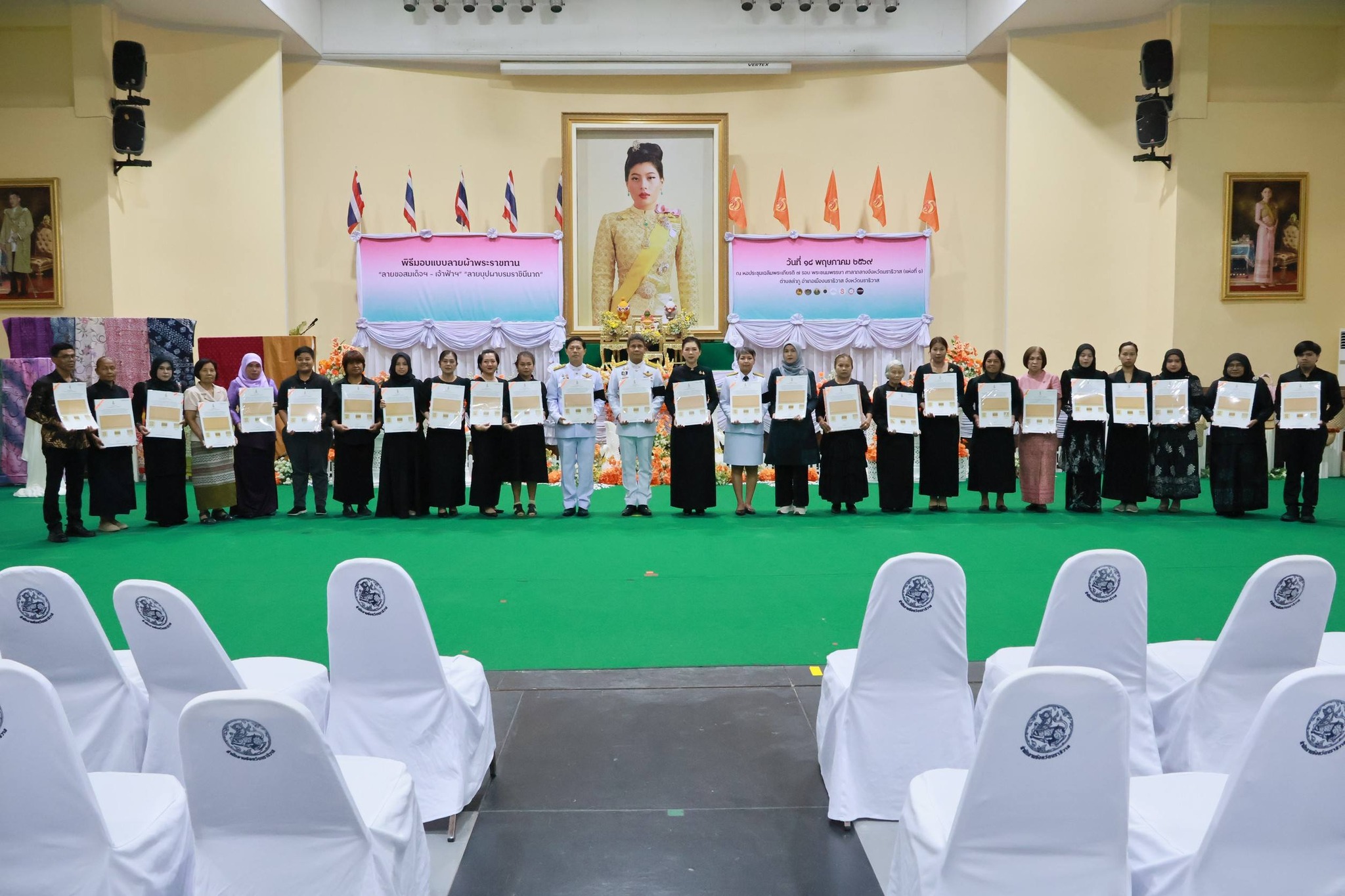 พช.ตากใบ ร่วมพิธีรับมอบแบบผ้าลายพระราชทาน 2569 "ลายขอสมเด็จฯ - เจ้าฟ้าฯ" และ "บุปผาบรมราชินีนาถ" สืบสานภูมิปัญญาผ้าไทยสู่สากล