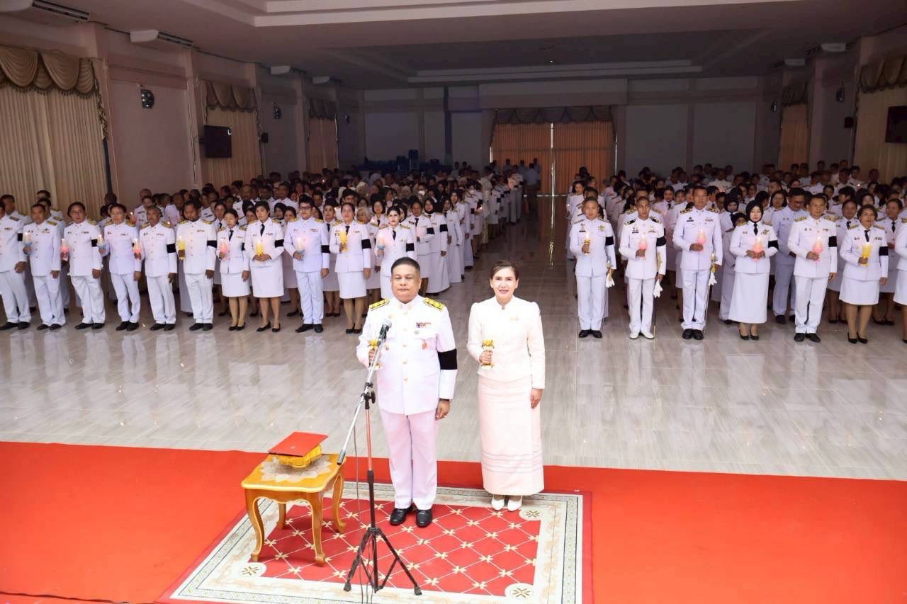 พช.ตากใบ ร่วมพิธีถวายเครื่องราชสักการะและวางพานพุ่มและพิธีจุดเทียนถวายพระพรชัยมงคล เนื่องในโอกาสพระราชพิธีมหามงคลเฉลิมพระชนมพรรษา 4 รอบ สมเด็จพระนางเจ้าสุทิดา พัชรสุธาพิมลลักษณ พระบรมราชินี