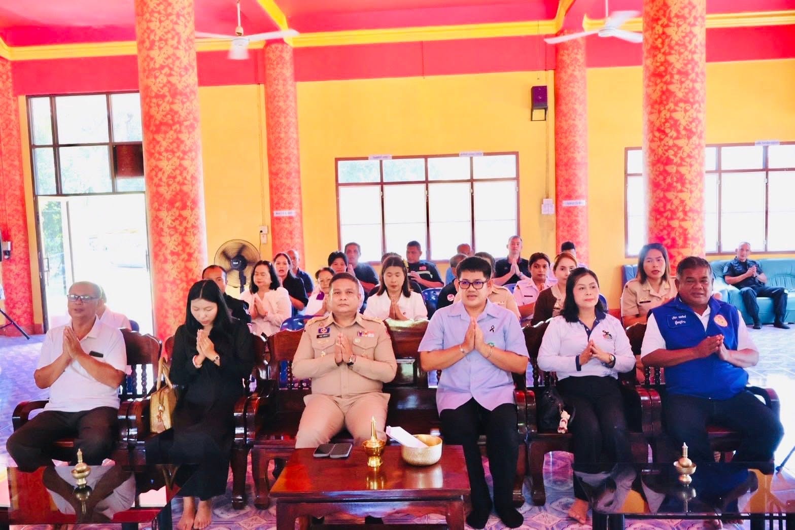 พช.ตากใบ ร่วมโครงการ “ทำบุญเยี่ยมวัด ไปวัดวันพระ” ฟังเทศน์ ฟังธรรม ทำบุญตักบาตรในวันพระ