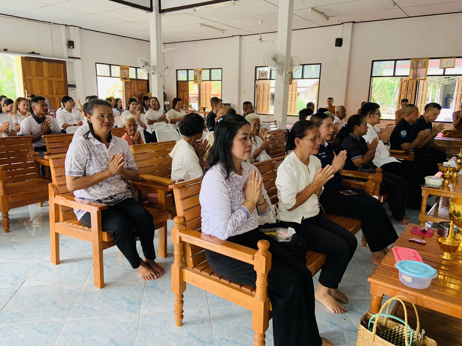 พช.ตากใบ ร่วมโครงการ "ทำบุญเยี่ยมวัด ไปวัดวันพระ" ฟังเทศน์ ฟังธรรม ทำบุญตักบาตรในวันพระ