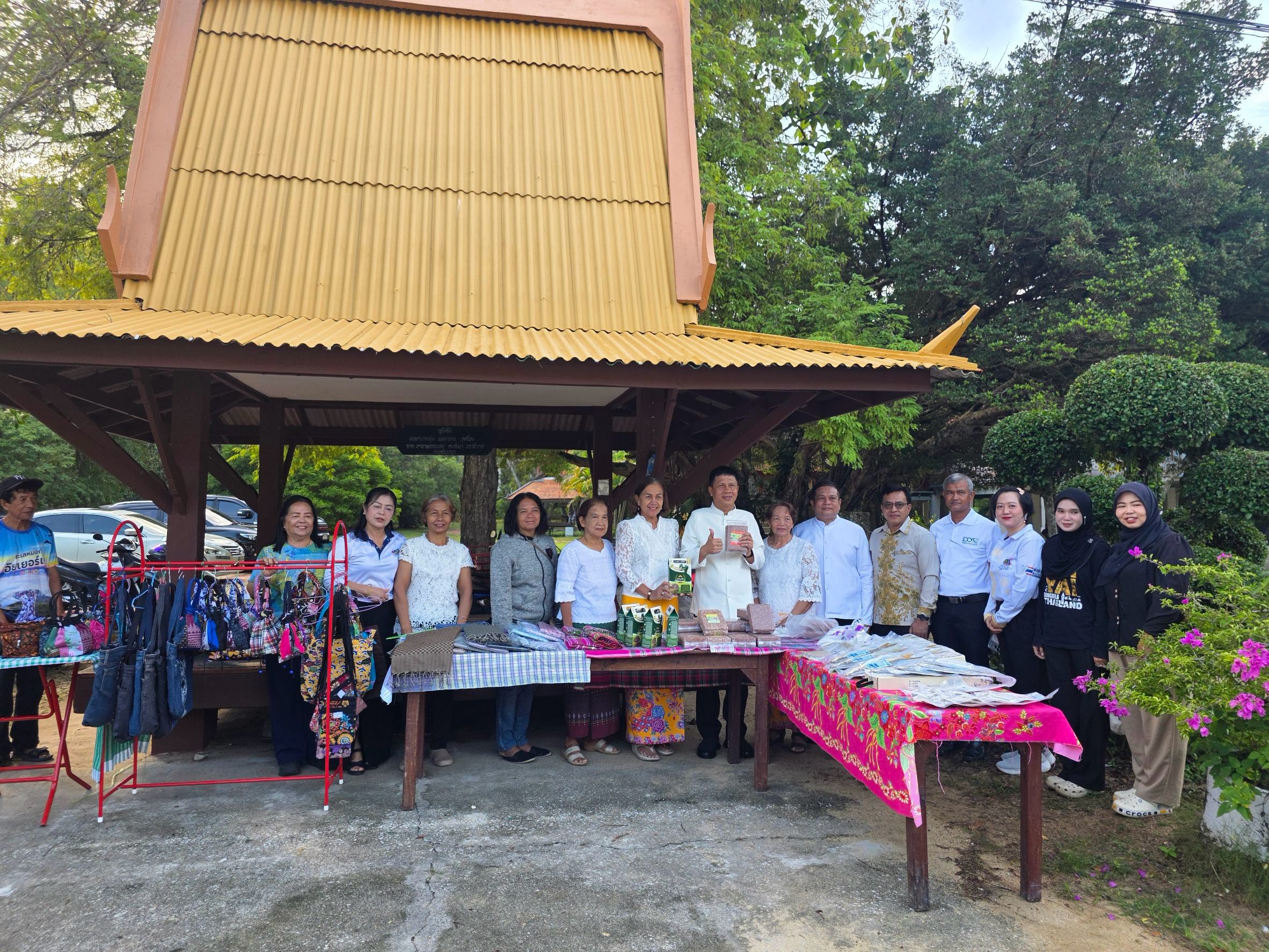 พช.ตากใบ ร่วมสนับสนุนการออกร้าน OTOP จำนวน 3 ร้าน "โครงการเข้าวัดปฏิบัติธรรมสวนะ ครอบครัวหิ้วตะกร้า ศรัทธาอิ่มบุญ อุดหนุนชุมชน" ประจำปีงบประมาณ พ.ศ.2569 จังหวัดนราธิวาส