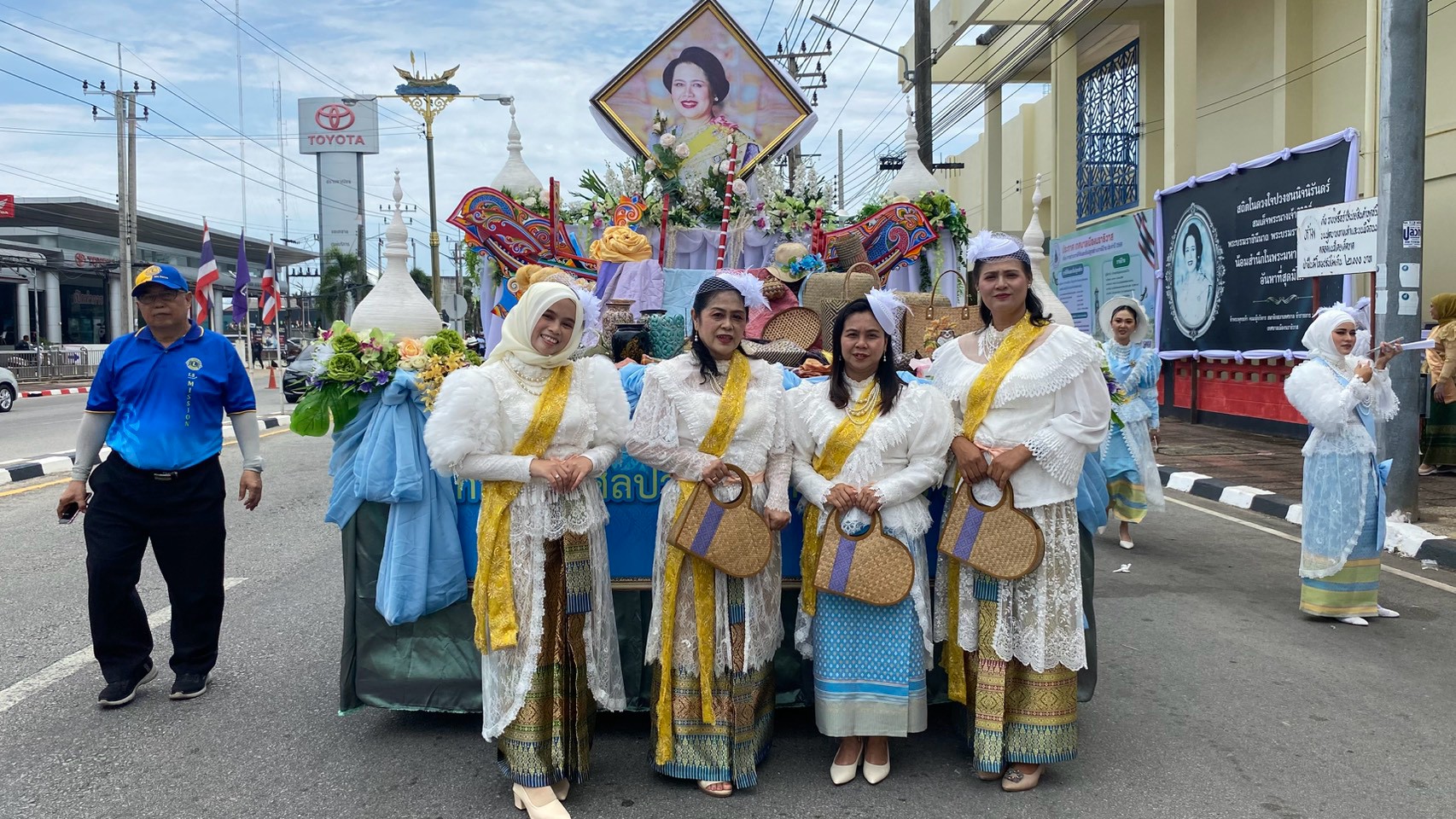 พช.ตากใบ ร่วมริ้วขบวนพาเหรด "ศิลปาชีพ" ในพิธีเปิดงาน "ของดีเมืองนรา" ประจำปี 2569 เฉลิมฉลอง 111 ปี นราธิวาส
