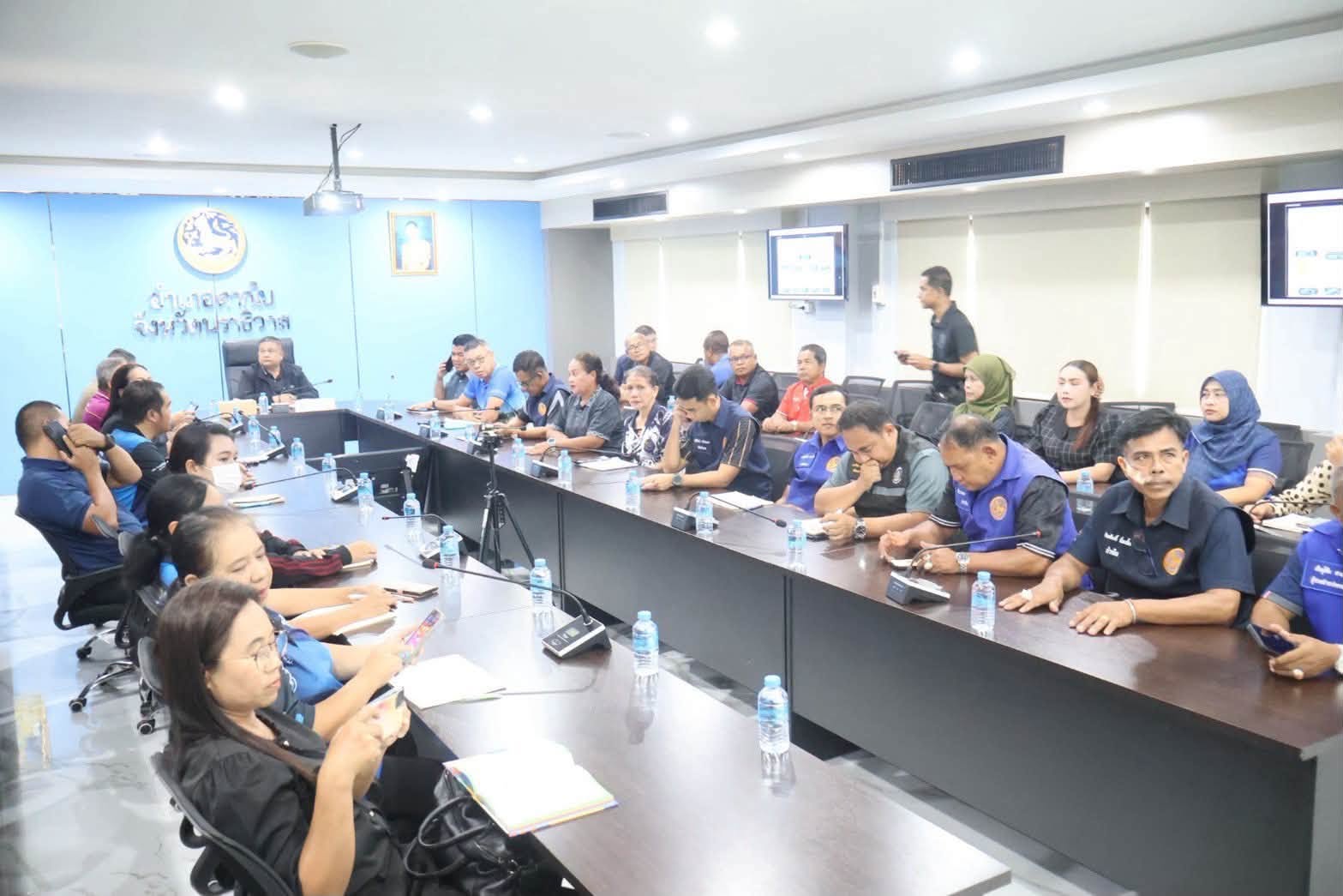 พช.ตากใบ ร่วมประชุมซักซ้อมแนวทางปฏิบัติในการจัดพิธีถวายดอกไม้จันทน์สำหรับประชาชนในส่วนภูมิภาค งานพระราชพิธีถวายพระเพลิงพระบรมศพ สมเด็จพระนางเจ้าสิริกิติ์ พระบรมราชินีนาถ พระบรมราชชนนีพันปีหลวง