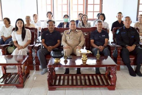 พช.ตากใบ ร่วม“ทำบุญเยี่ยมวัด ไปวัดวันพระ” ฟังเทศน์ ฟังธรรม ทำบุญตักบาตรในวันพระ