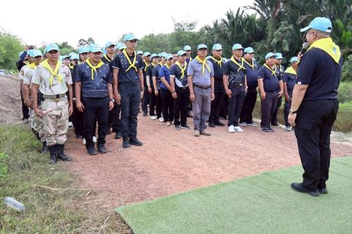 พช.ตากใบ ร่วมกิจกรรมบำเพ็ญสาธารณะประโยชน์ จิตอาสา “เราทำความ ดี ด้วยหัวใจ” สร้างฝายกั้นน้ำ