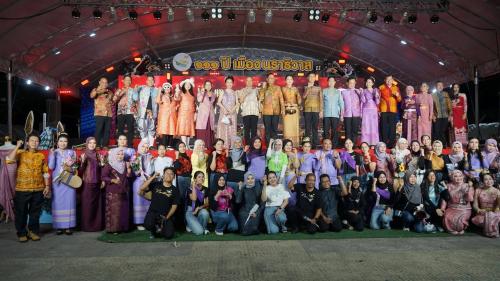 พช.ตากใบ ร่วมเดินแบบแฟชั่นโชว์ผ้าลายพระราชทาน ผ้าลายอัตลักษณ์ของจังหวัดนราธิวาส ในงานเฉลิมฉลองเนื่องในโอกาสครบรอบ 111 ปี เมืองนราธิวาส และงานกาชาดฯ และงานประจำปีจังหวัดนราธิวาส ประจำปี 2569