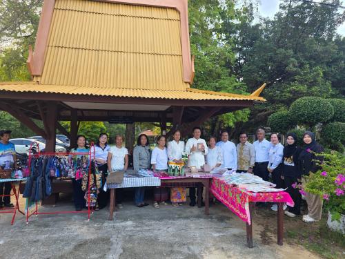 พช.ตากใบ ร่วมสนับสนุนการออกร้าน OTOP จำนวน 3 ร้าน "โครงการเข้าวัดปฏิบัติธรรมสวนะ ครอบครัวหิ้วตะกร้า ศรัทธาอิ่มบุญ อุดหนุนชุมชน" ประจำปีงบประมาณ พ.ศ.2569 จังหวัดนราธิวาส